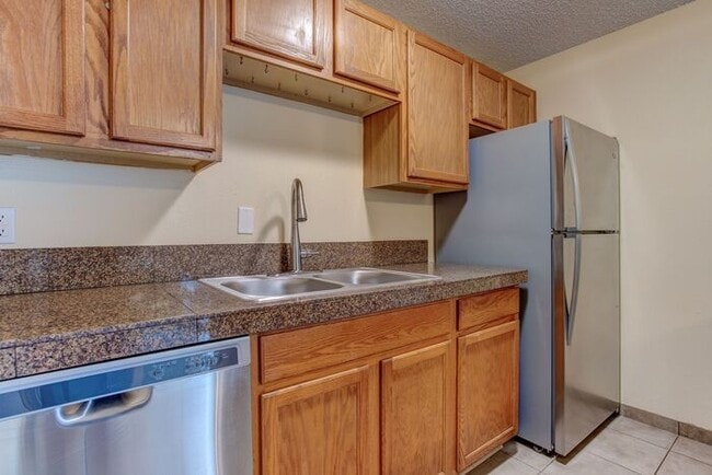 Building Photo - Spacious 2 Bed 1 Bath In Quiet Community