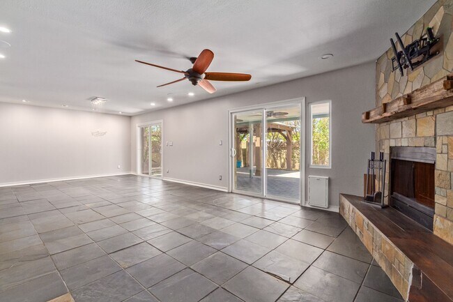 Building Photo - Stunning Tri-Level 6 bedroom home with POO...