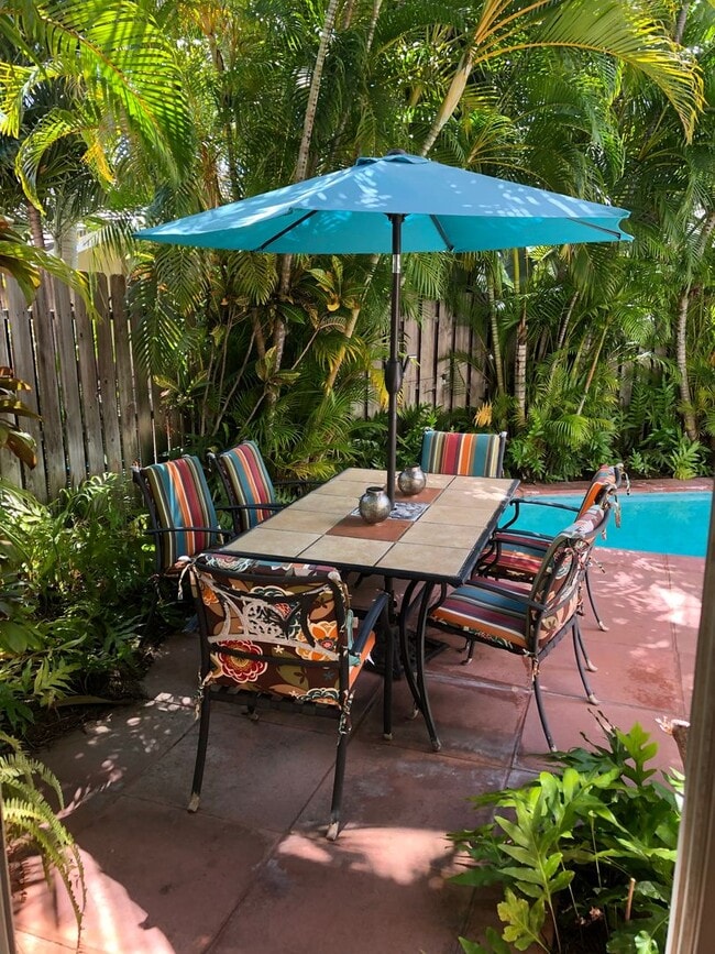 Foto del edificio - 3/2.5/2 in Kahala, Minimum One-Year Lease