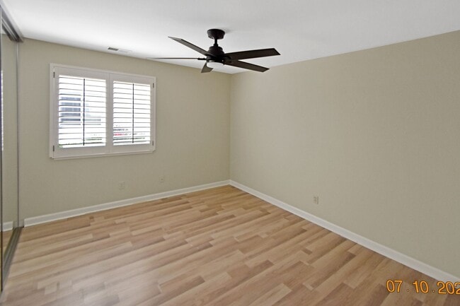 Building Photo - Charming Condo with Community Pool!
