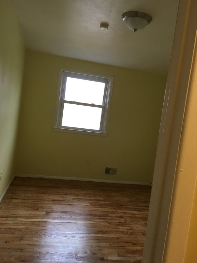 Building Photo - 66 Parish Ave