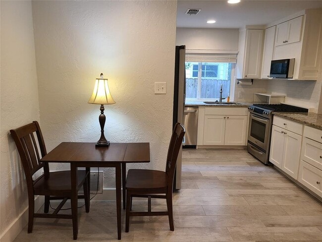 Foto del edificio - 8110 Ceberry Dr