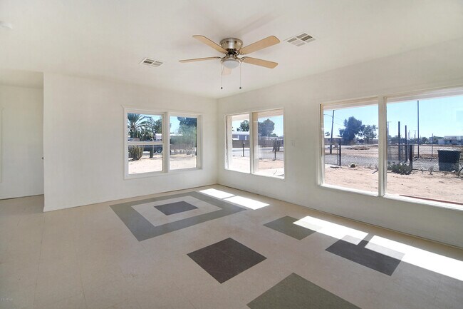 Building Photo - 1581 N Houck St