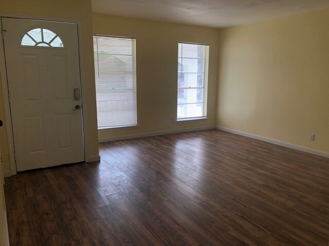 Spacious Entry - 608 Willow Dr