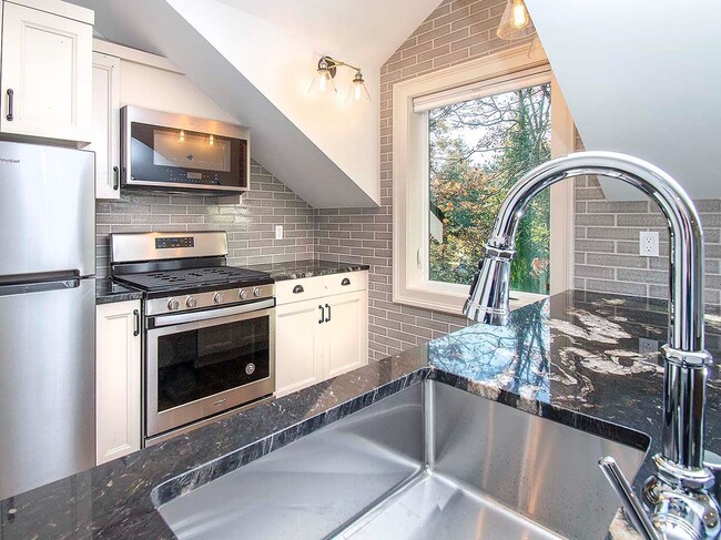 Foto del edificio - Expansive Loft-Style Carriage House in Private Haller Lake Estate