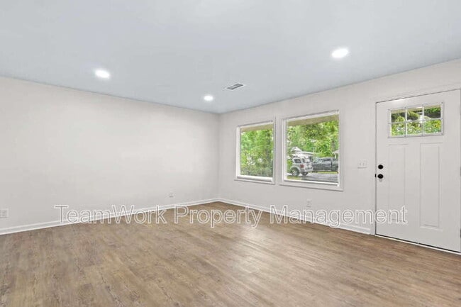 Building Photo - 3120 Matipan Ave