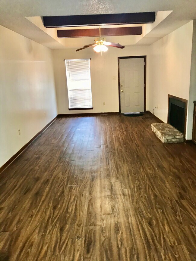 Building Photo - 2631 Manchester Dr