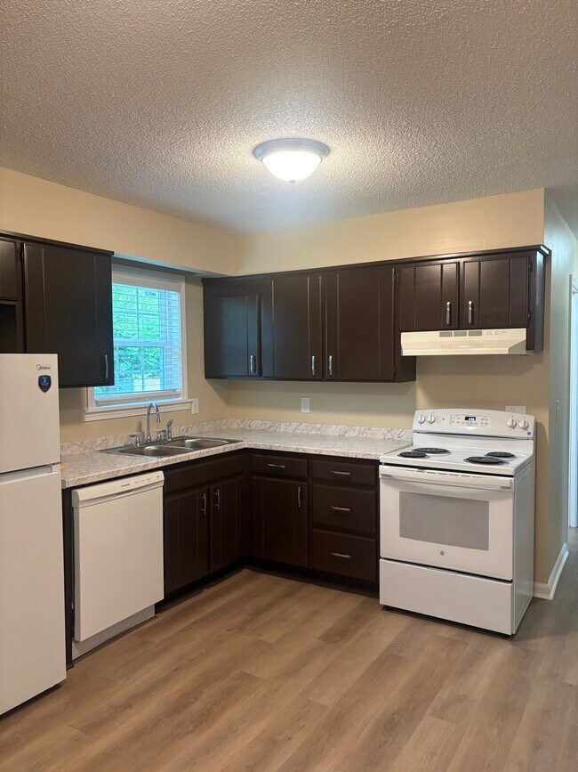 Cocina reformada con electrodomésticos nuevos. - 1039 N Lakeshore Dr