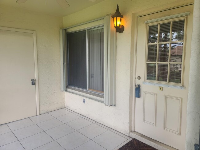 Foto del edificio - 317 Knotty Pine Cir