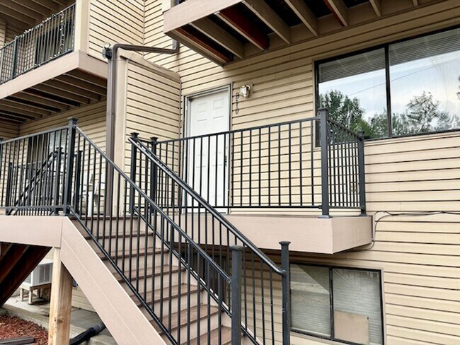 Foto del edificio - 6021 Yarrow St