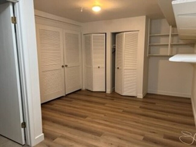 Building Photo - Quiet 2 bedroom 2 bath located in Universi...