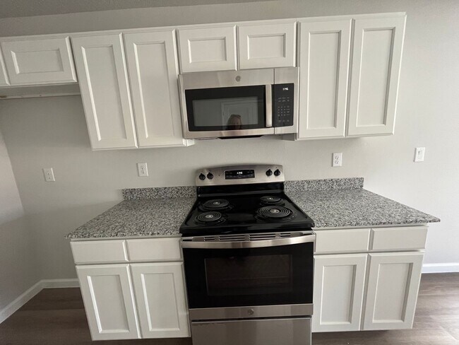 Building Photo - Beautiful 4 Bedroom Home with Huge yard!