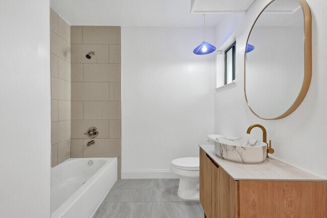 Foto del edificio - 5127 Woodstone Cir E