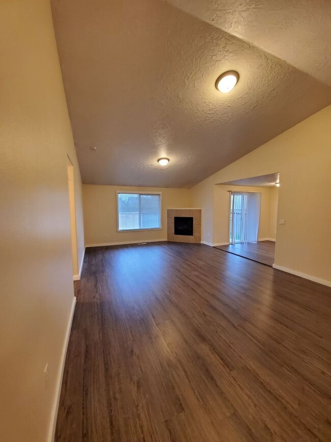 Foto del edificio - 3 Bedroom, 2 Bathroom Home with a 2 Car Ga...