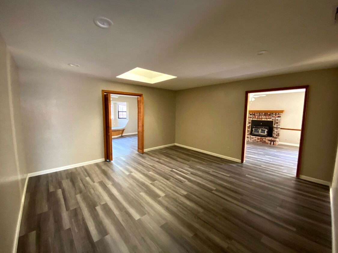 Foto principal - 4 bedroom with bonus room and office close...