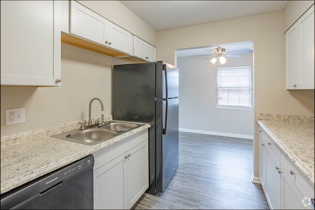 1BR, 1BA - 669 SF - Kitchen - Cambridge Apartments