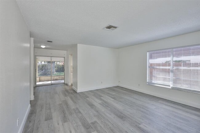 Building Photo - 11507 Valencia Dr