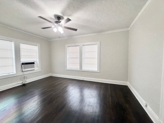 Photo - Unique Upstairs Studio w/ Hardwoods in Vintage 1920's Complex Apartment