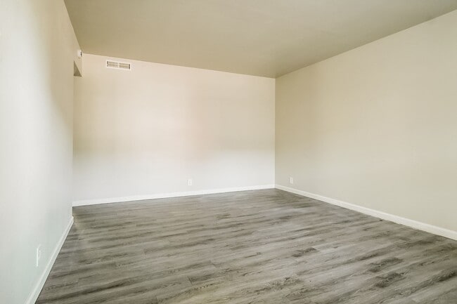 Building Photo - Charl Ann Apartments