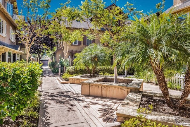 Building Photo - Spacious 3/2.5 Condo w/ Detached 1 Car Garage
