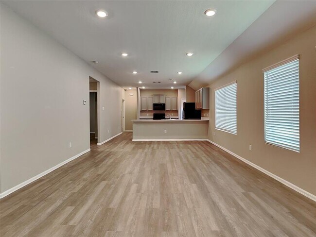 Building Photo - 10487 Pineland Dr