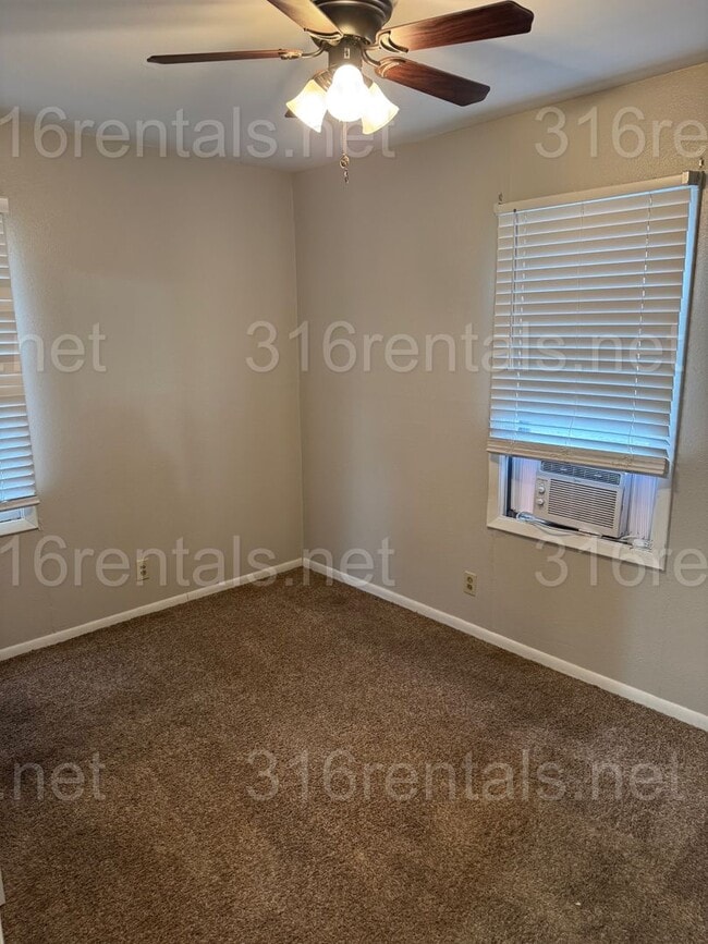 Building Photo - 3 Bedroom House on corner lot!