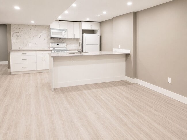 Building Photo - 15223 118 St NW