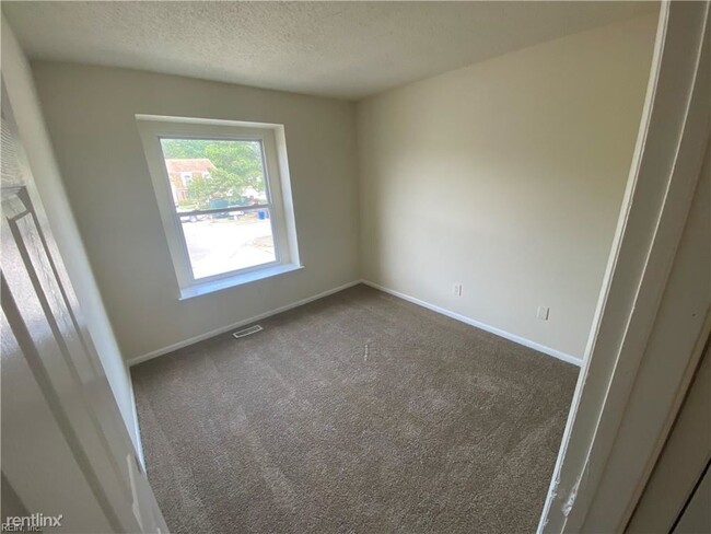 Building Photo - 3 br, 1.5 bath Townhome - 608 Chancery Sq