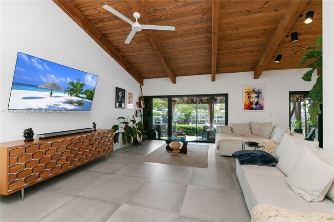 Building Photo - 2647 Parkview Dr S
