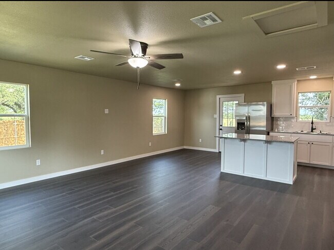 Foto del edificio - "Charming 2-Bed, 2-Bath Retreat in Lott, T...