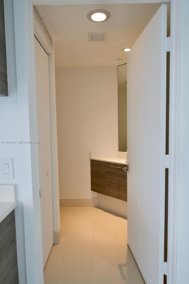 Foto del edificio - 650 NE 32nd St