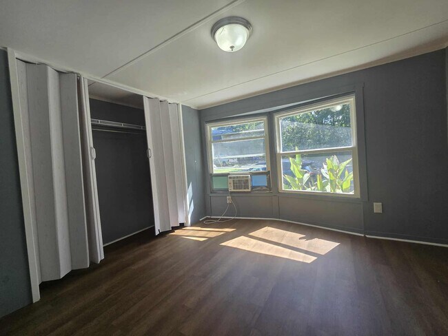 Foto del edificio - 1380 Mapleash Ave