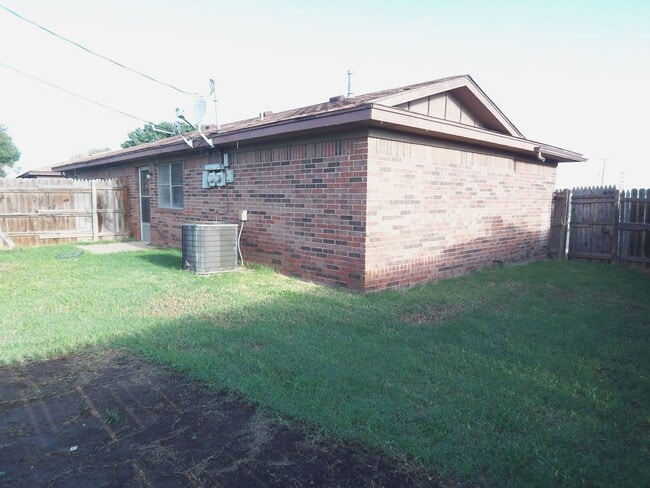 Building Photo - 2/2/1 Duplex