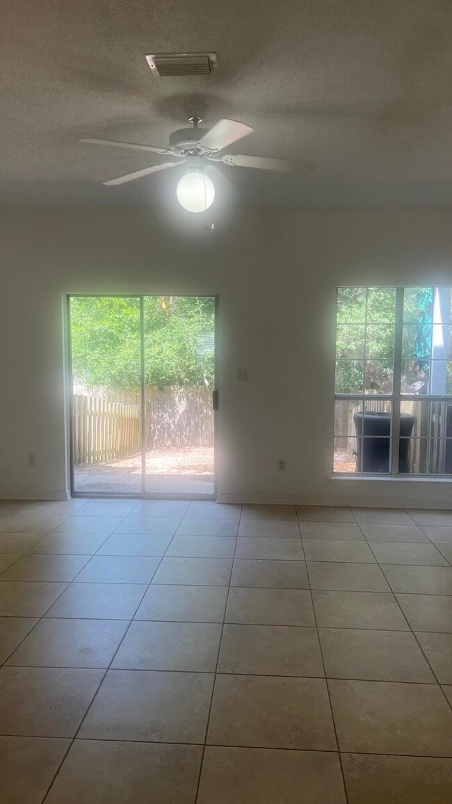 Building Photo - 2823 Bay Club Dr