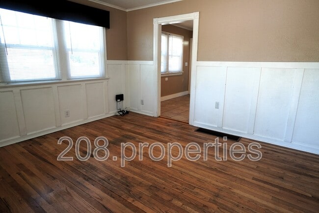 Building Photo - 1200 S Vermont Ave