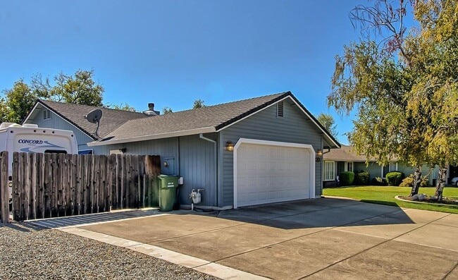 Building Photo - Ravenwood Home off of Shasta View