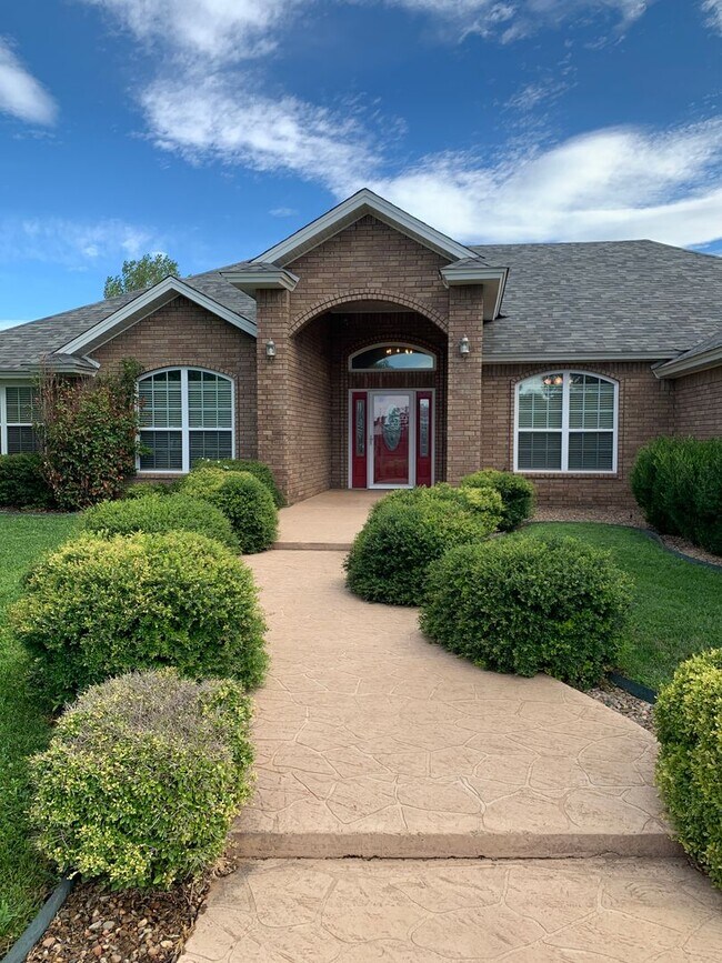 Foto del edificio - 4 bedroom 21/2 bath home