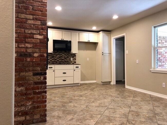Foto del edificio - 3 Bedroom / 2 Bath / 2 Car Garage and Carp...