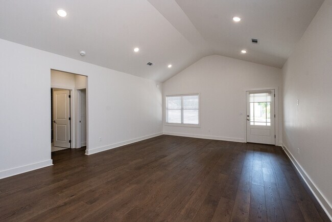 Foto del edificio - FOR RENT – Brand New Construction in Capitol View