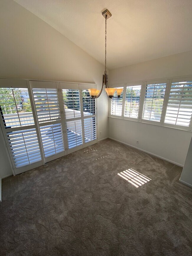 Building Photo - Charming 2 Bedroom 1.5 Bath Condo in Hercu...