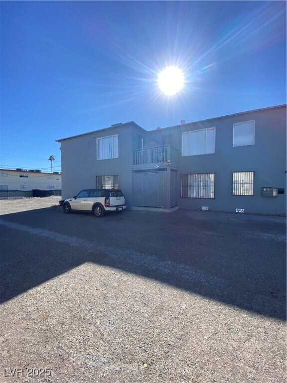 Building Photo - 1711 Santa Paula Dr