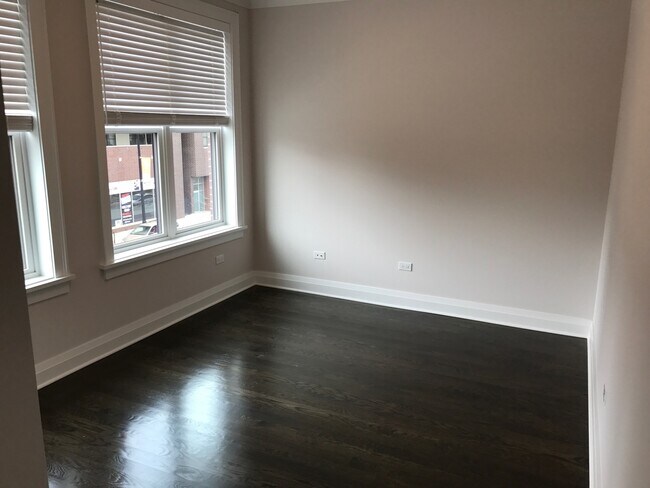 Foto del edificio - 1843 W Irving Park Rd