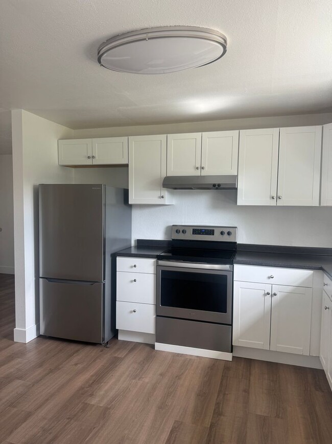 Building Photo - NEWLY REMODELED 3 BED/1 BATH IN SOUTH REDDING