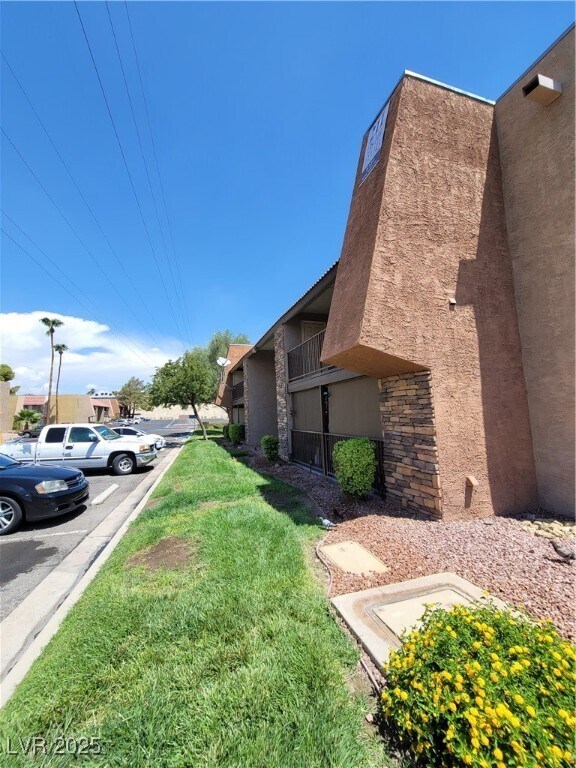 Building Photo - 5121 River Glen Dr