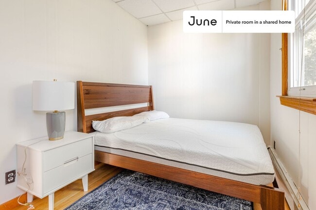 Building Photo - Room in Shared 5 bed/1 bath home in Mission Hill