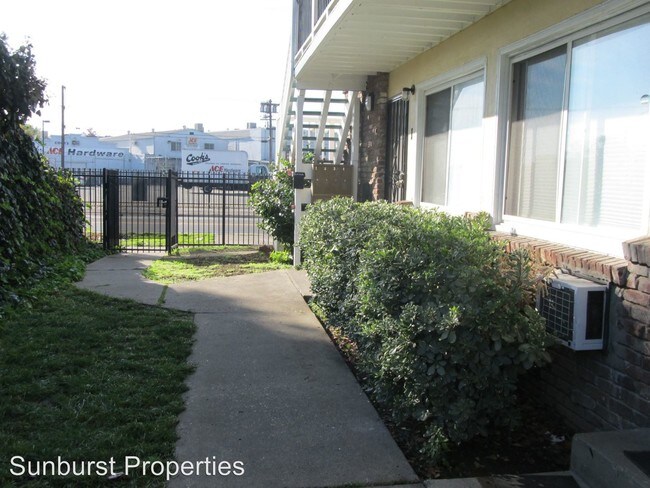 Building Photo - 691 El Camino Ave