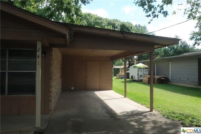 Foto del edificio - 241 Bobolink Dr