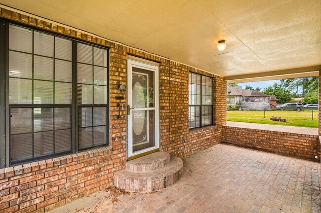 Foto del edificio - Check Out this 2 bed 1 bath in Alexandria