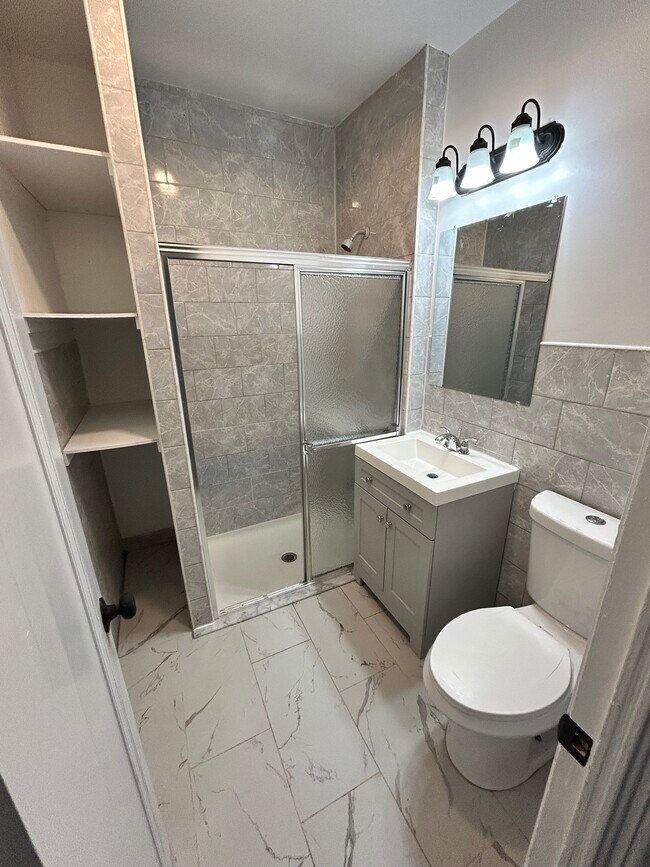 Full Bathroom - 607 E 17th St