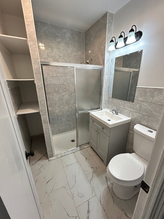 Full Bathroom - 607 E 17th St